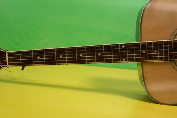Close Uma Guitarra Fundo Amarelo Verde — Fotografia de Stock