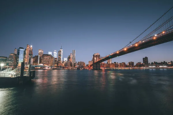Ein Malerischer Blick Auf Die Berühmte Brooklyn Bridge Bei Nacht — Stockfoto