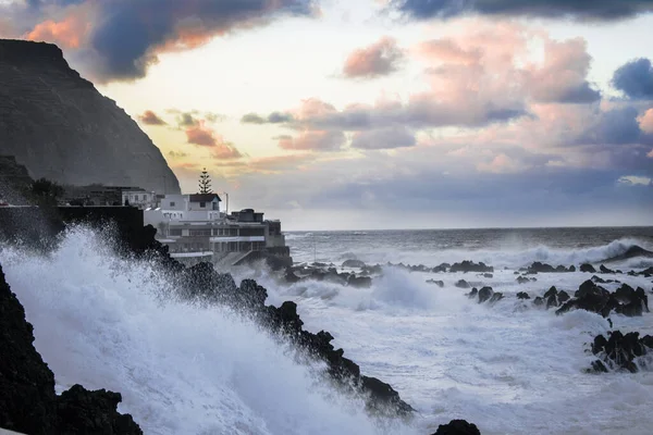 Fascinante Plano Una Costa Tormentosa Rocosa Con Una Montaña Edificios —  Fotos de Stock