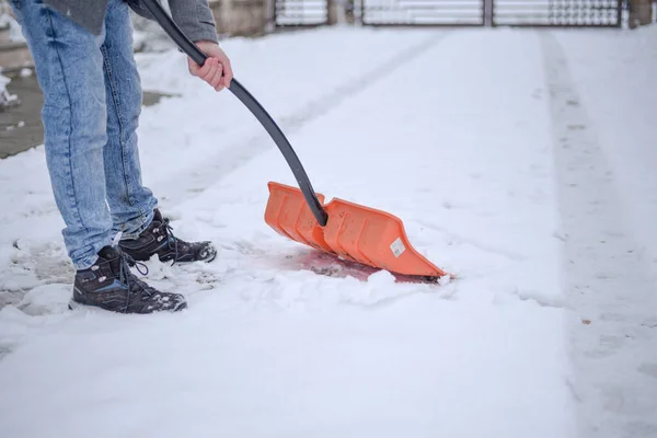 Operatore Del Servizio Pubblico Cittadino Che Pulisce Neve Sulla Strada — Foto Stock