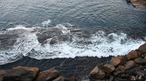 澳大利亚悉尼海滩上海浪冲击线冲击岩石的航拍图像 — 图库照片
