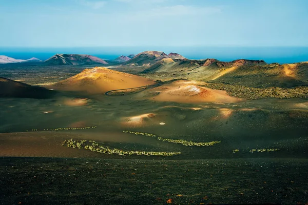 Ein Schöner Blick Auf Den Timanfaya Nationalpark Mit Vulkanen Auf — Stockfoto