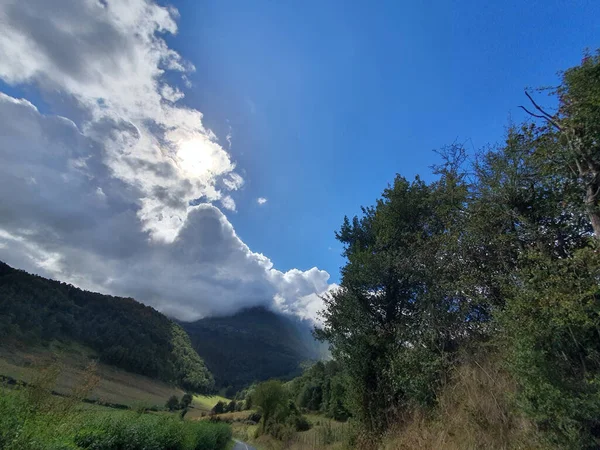 Una Vista Panorámica Hermosas Nubes Sobre Verde Bosque Montañoso —  Fotos de Stock