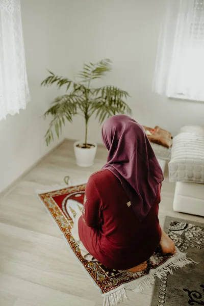 Primer Plano Vertical Una Mujer Musulmana Rezando Sobre Una Alfombra —  Fotos de Stock