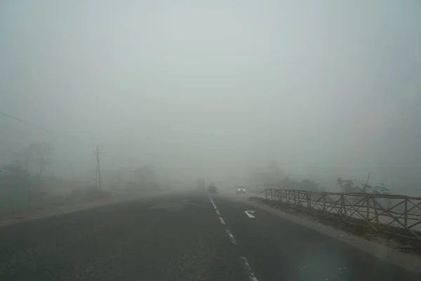 Een Rijweg Een Koude Mistige Dag — Stockfoto