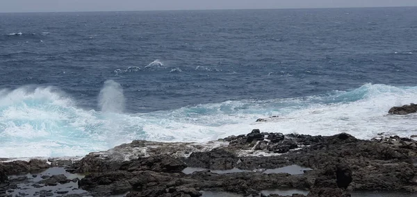 Belo Tiro Ondas Mar Com Pedras Lado — Fotografia de Stock