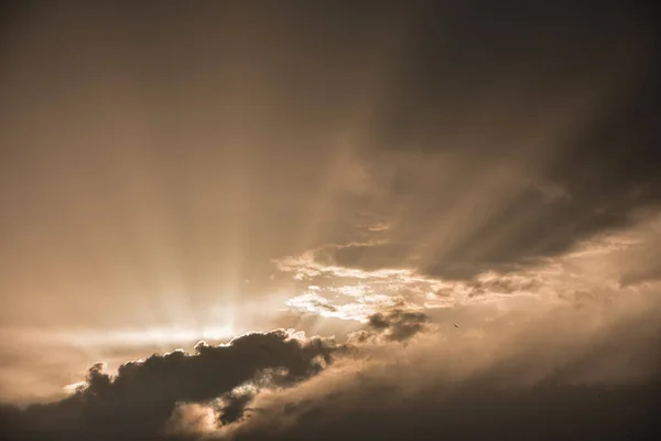 美しい雲の中の低角度のショット部分的に太陽の光をブロック — ストック写真