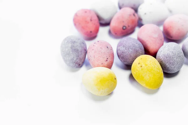 Detailní Záběr Barevných Velikonočních Vaječných Bonbónů Bílém Stole — Stock fotografie
