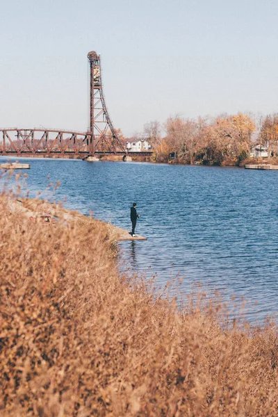 Uma Pessoa Solitária Junto Lago Cercado Por Plantações Uma Torre — Fotografia de Stock