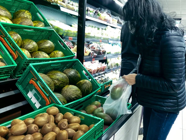 Selective Focus Kobieta Kupująca Mango Sklepie Owocami Supermarkecie Chroniona Przed — Zdjęcie stockowe