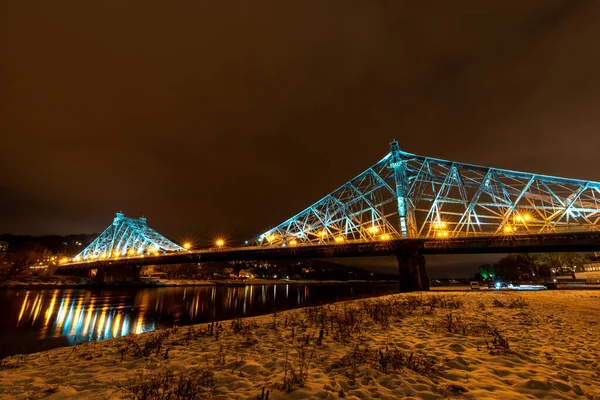 Захватывающий Ночной Вид Мост Освещаемый Огнями Отраженными Воде — стоковое фото
