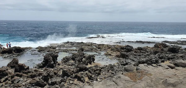 Mar Ondulado Con Piedras Rocosas Lado — Foto de Stock