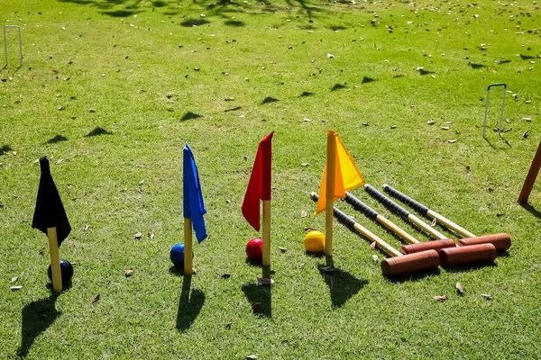 Tiro Alto Ángulo Bolas Palos Utilizados Croquet Campo Cubierto Hierba —  Fotos de Stock