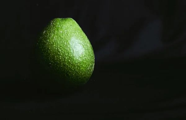 Closeup View Ripe Avocado Placed Surface Black Cloth — Stock Photo, Image