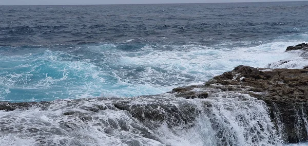 Hermoso Mar Ondulado Rodeado Rocas — Foto de Stock