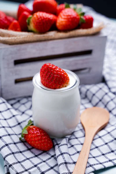 Een Yoghurt Met Een Aardbei Houten Lepel Aardbeien Een Houten — Stockfoto