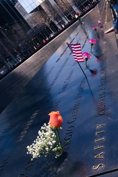 Selective Focus View National Memorial Roses American Flag Visitor Hand — Stock Photo, Image
