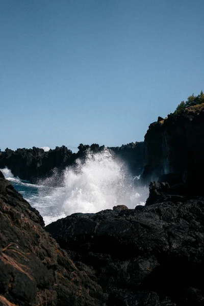 Ein Blick Auf Die Flutwelle Trifft Die Felsige Küste Vor — Stockfoto