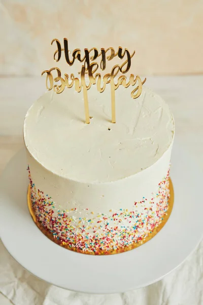 一个垂直拍摄的蛋糕 上面有一个 生日快乐 然后洒在盘子里 — 图库照片
