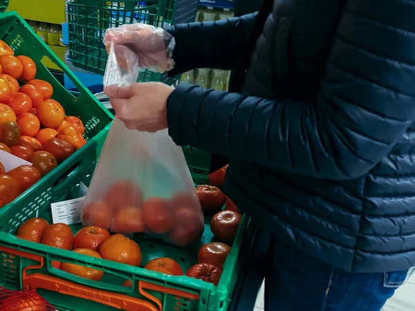 Selective Focus Kobieta Kupująca Mandarynkowe Pomarańcze Supermarkecie Chroniona Przed Koronawirusem — Zdjęcie stockowe