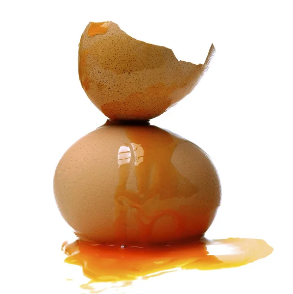 Eine Nahaufnahme Von Zerbrochenen Eiern Mit Ausgebreitetem Eigelb Isoliert Auf — Stockfoto