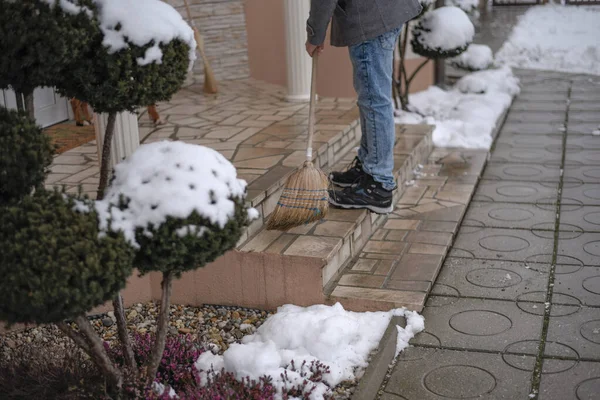 Uma Pessoa Varrendo Neve Para Limpar Escadas — Fotografia de Stock