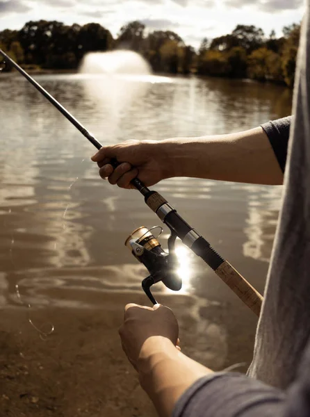 Вертикальний Знімок Чоловічої Риболовлі Озері Під Сонячним Промінням — стокове фото