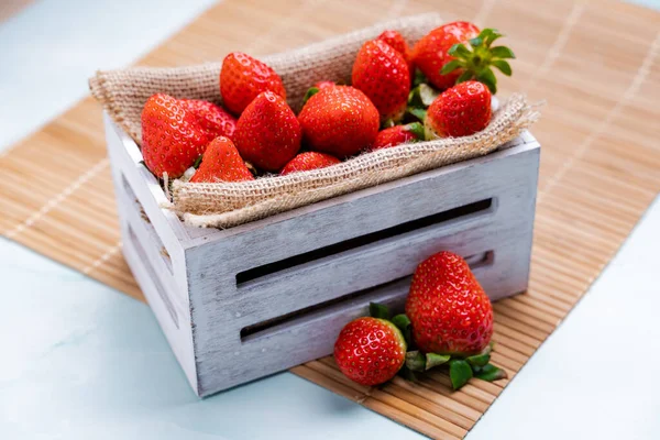 Una Toma Selectiva Fresas Frescas Arpillera Una Caja Madera — Foto de Stock