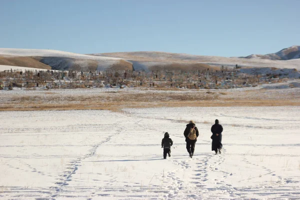 Een Prachtig Uitzicht Mensen Wandelen Het Veld Bedekt Met Sneeuw — Stockfoto