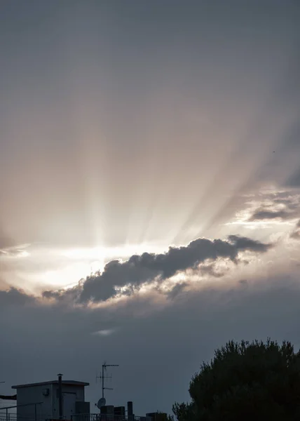 美しい雲の中の低角度ショット部分的に太陽の光を閉じます — ストック写真