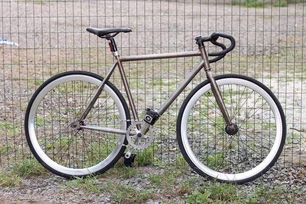 Una Bicicleta Estacionada Frente Una Cerca Eslabones Cadena — Foto de Stock