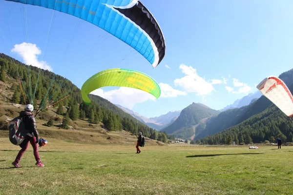 Alpes France Juin 2018 Parapentistes Gonflent Leurs Ailes Dans Une — Photo