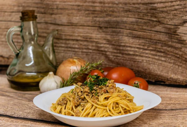 Zbliżenie Ujęcie Pysznego Spaghetti Bolognese Białym Talerzu — Zdjęcie stockowe