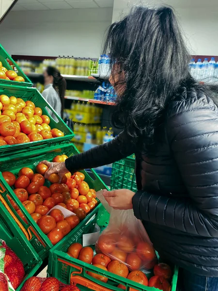 Selective Focus Kobieta Kupująca Mandarynkowe Pomarańcze Supermarkecie Chroniona Przed Koronawirusem — Zdjęcie stockowe