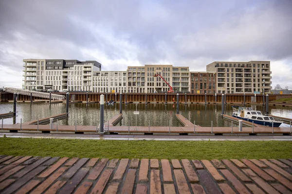 Zutphen 2021 항구의 고수위에서 반사되는 아파트 건물이 레크리에이션 항구로 이어지는 — 스톡 사진