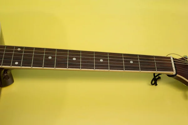 Collo Chitarra Sfondo Giallo — Foto Stock