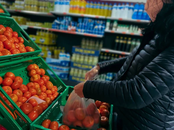 Selective Focus Kobieta Kupująca Mandarynkowe Pomarańcze Supermarkecie Chroniona Przed Koronawirusem — Zdjęcie stockowe
