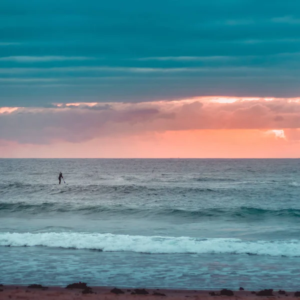 Человек Волнистом Пляже Нобби Ньюкасл Австралия Закате — стоковое фото