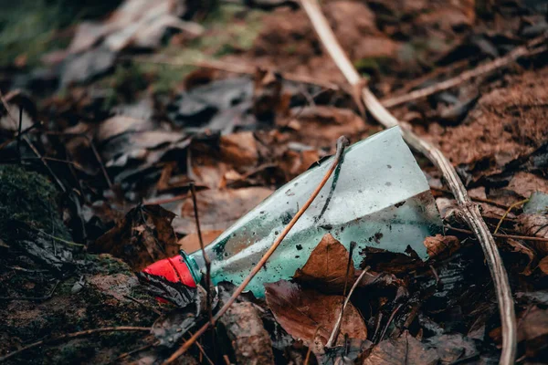 Uma Garrafa Plástico Quebrada Chão Conceito Poluição Ambiental Com Detritos — Fotografia de Stock