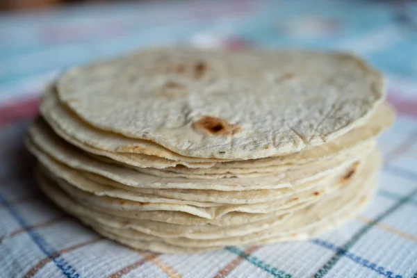 Ein Stapel Tortilla Wraps Auf Tischdecke — Stockfoto