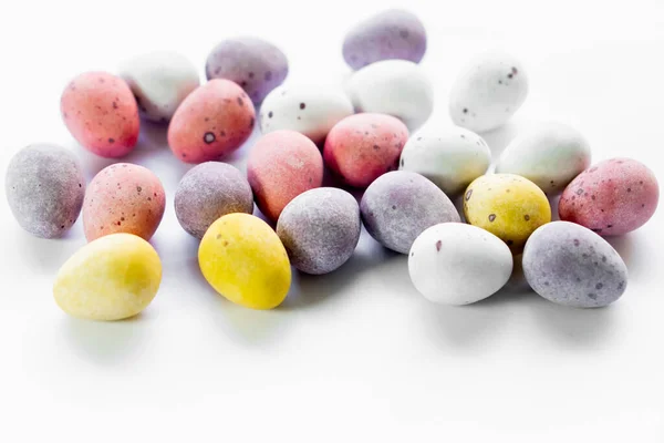 Eine Nahaufnahme Von Bunten Ostereierbonbons Auf Einem Weißen Tisch — Stockfoto