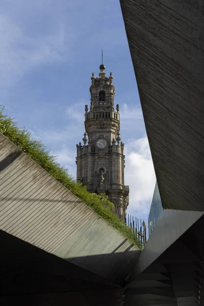 Ünlü Clerigos Kulesi Porto Şehrindeki Eski Evler — Stok fotoğraf