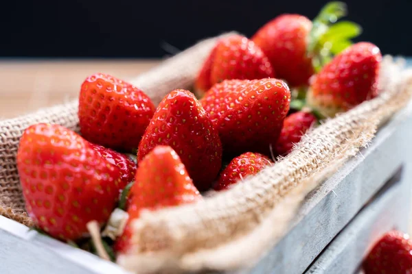 Una Toma Selectiva Fresas Frescas Arpillera Una Caja Madera — Foto de Stock