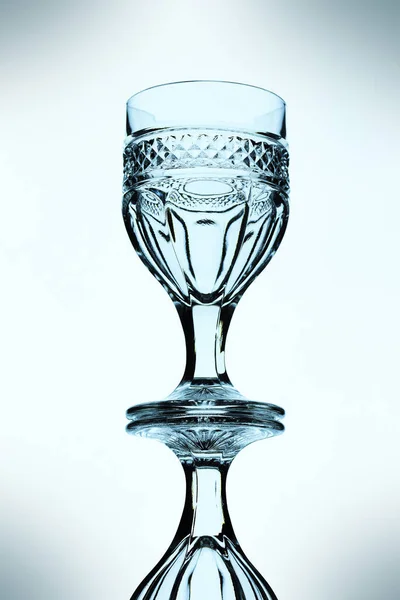 Colpo Verticale Bicchiere Con Riflesso Invertito — Foto Stock
