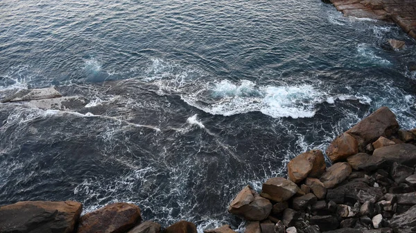 공중에서 밀려오는 파도의 모습이 오스트레일리아 시드니의 해변에 바위에 부딪치는 — 스톡 사진