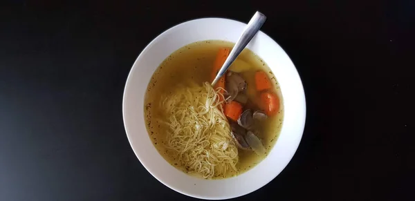 Eine Schüssel Suppe Von Oben Auf Einer Schwarzen Oberfläche — Stockfoto