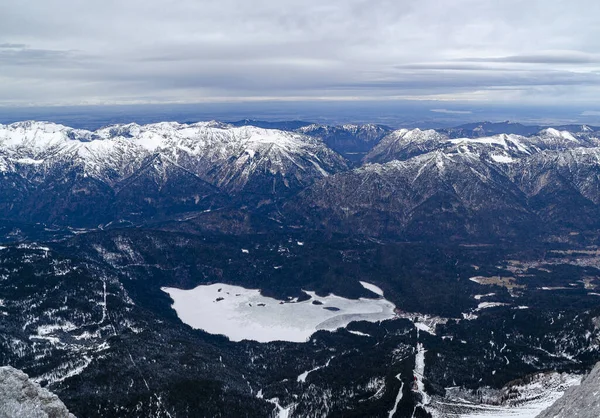 Ein Faszinierender Blick Auf Die Schönen Schneebedeckten Berge Mit Einem — Stockfoto