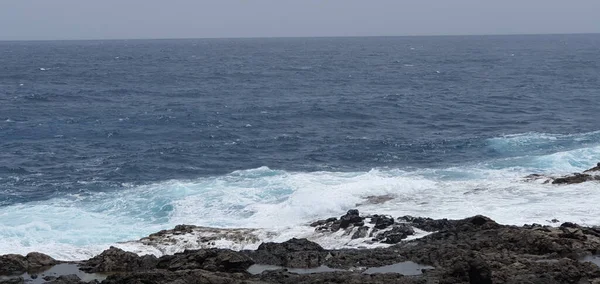 美丽的海浪拍打着岩石 — 图库照片