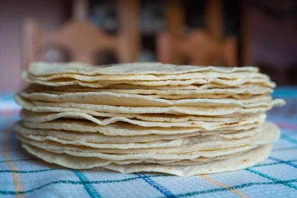 Egy Halom Tortilla Csomagolást Asztalra — Stock Fotó