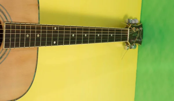 Gitara Szyi Żółtym Tle — Zdjęcie stockowe